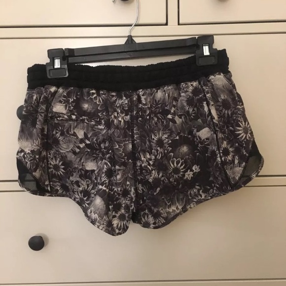 Lululemon Hotty Hot Shorts Flowabunga Black Floral - Picture 2 of 2